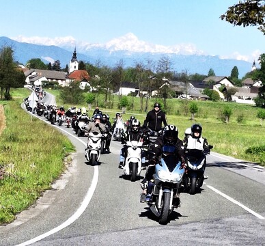 Motoristi v paradni vožnji mimo Gradu Strmol